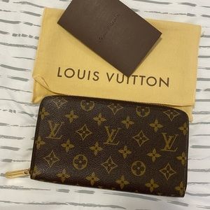 Louis Vuitton Zippy Organizer Wallet